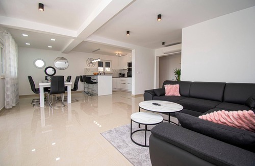 Skatari House | Holiday house Pula for 1 - 8 persons with 4 bedrooms - Holiday home