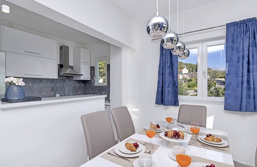 Bast House | Holiday house with heated pool, terrace with sea view, 3 bedrooms, WiFi, BBQ