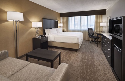Eisenhower East Hotel | Holiday Inn Alexandria at Carlyle by IHG