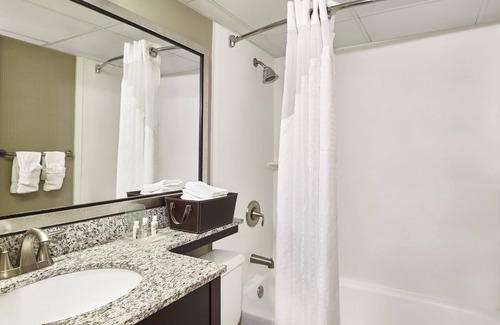 Eisenhower East Hotel | Holiday Inn Alexandria at Carlyle by IHG