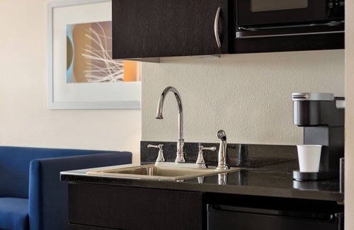 Colorado Springs Hotel | Holiday Inn Express & Suites Colorado Springs Central by IHG