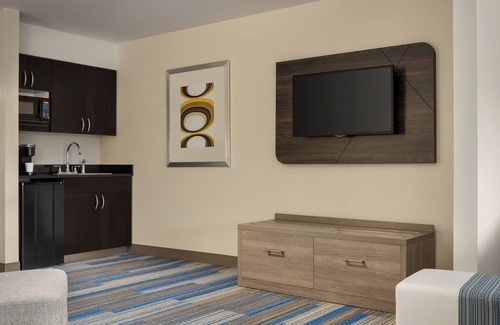 Colorado Springs Hotel | Holiday Inn Express & Suites Colorado Springs Central by IHG