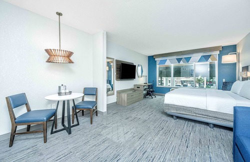 North Charleston Hotel | Holiday Inn Express & Suites Charleston Arpt-Conv Ctr Area
