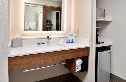 North Kansas City Hotel | Holiday Inn Express & Suites North Kansas City by IHG