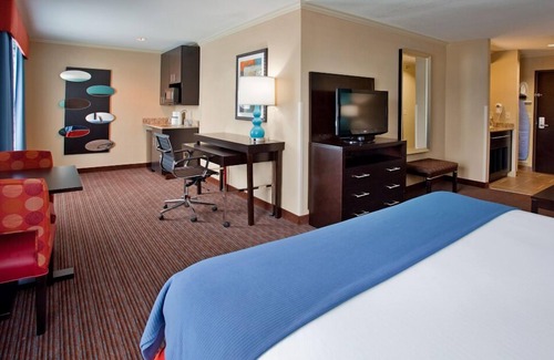 North Kansas City Hotel | Holiday Inn Express & Suites North Kansas City by IHG