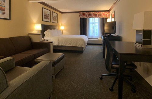 North Charleston Hotel | Holiday Inn Express & Suites Charleston-Ashley Phosphate by IHG