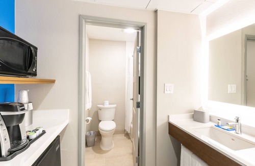 Southwest Anaheim Hotel | Holiday Inn Express Anaheim West by IHG