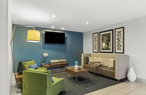 Windsor Forest Hotel | Holiday Inn Express and Suites Savannah - Midtown by IHG
