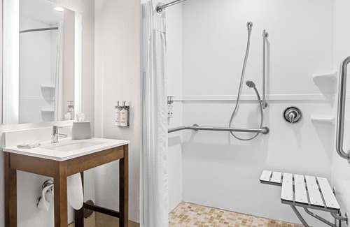 Windsor Forest Hotel | Holiday Inn Express and Suites Savannah - Midtown by IHG