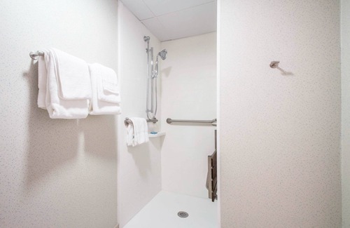 Colonie Hotel | Holiday Inn Express and Suites Albany Airport- Wolf Road by IHG