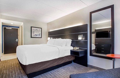 Colonie Hotel | Holiday Inn Express and Suites Albany Airport- Wolf Road by IHG