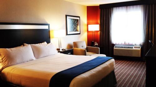 Pumpkin Center Hotel | Holiday Inn Express Bakersfield by IHG
