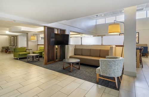 Caloosahatchee Hotel | Holiday Inn Express Cape Coral-Fort Myers Area by IHG