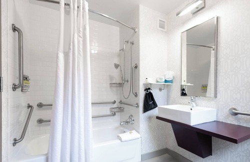 Near North Side Hotel | Holiday Inn Express Chicago - Magnificent Mile by IHG