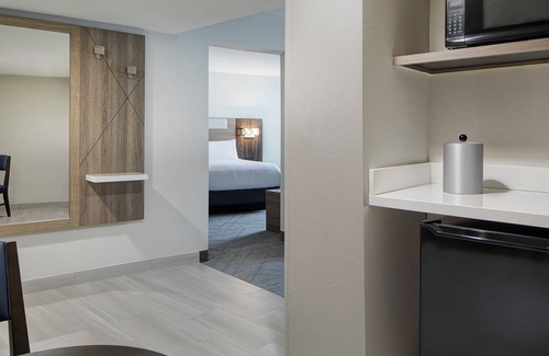 Dallas Hotel | Holiday Inn Express Dallas Medical-Market Center by IHG