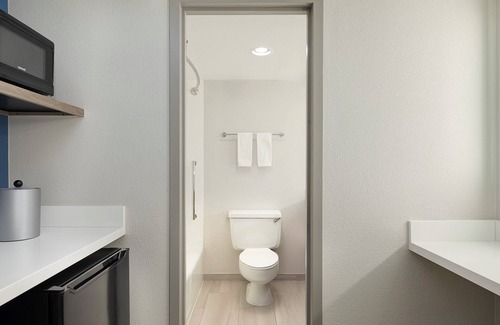 Dallas Hotel | Holiday Inn Express Dallas Medical-Market Center by IHG
