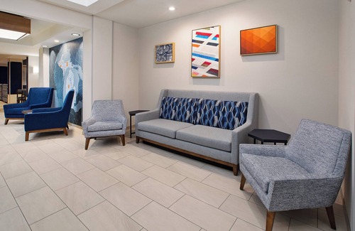 Alpine Center Hotel | Holiday Inn Express Hotel & Suites Grand Rapids-North by IHG