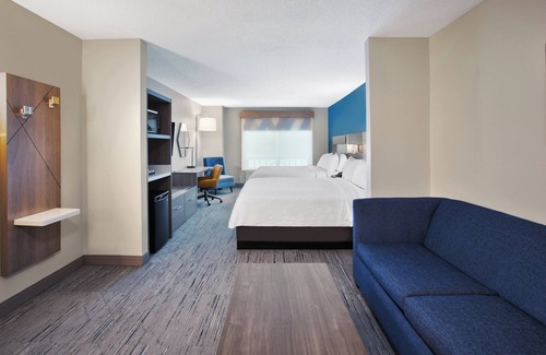 Alpine Center Hotel | Holiday Inn Express Hotel & Suites Grand Rapids-North by IHG