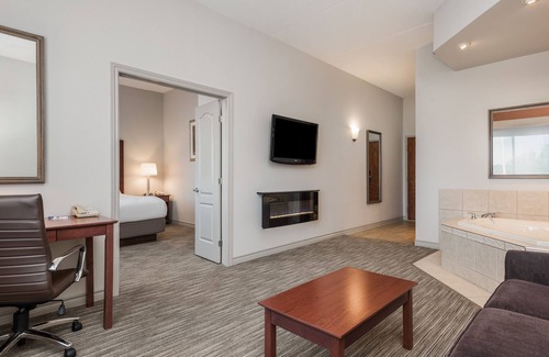 Gananoque Hotel | Holiday Inn Express Hotel & Suites Gananoque by IHG