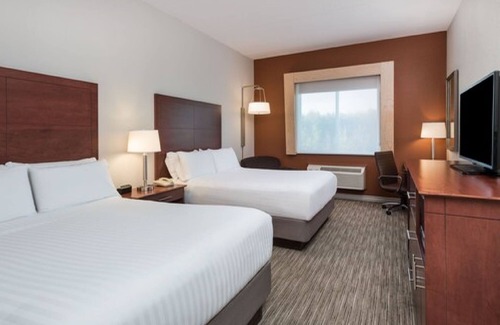 Gananoque Hotel | Holiday Inn Express Hotel & Suites Gananoque by IHG