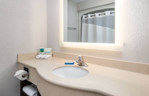 Gananoque Hotel | Holiday Inn Express Hotel & Suites Gananoque by IHG