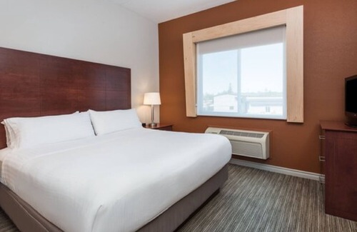 Gananoque Hotel | Holiday Inn Express Hotel & Suites Gananoque by IHG