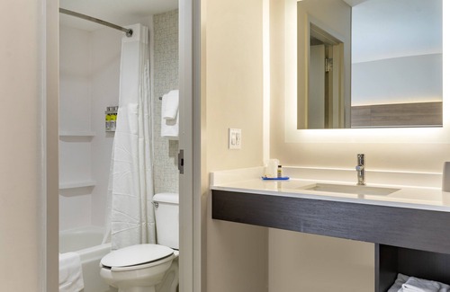 Northeast Heights Hotel | Holiday Inn Express Hotel & Suites Albuquerque Midtown by IHG