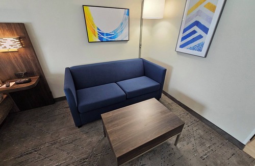 Blue Ash Hotel | Holiday Inn Express Hotel & Suites Cincinnati-Blue Ash by IHG
