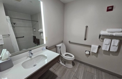 Blue Ash Hotel | Holiday Inn Express Hotel & Suites Cincinnati-Blue Ash by IHG