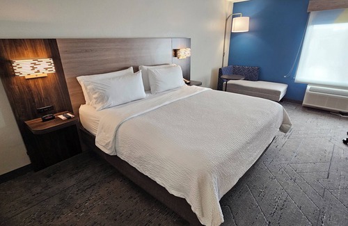 Blue Ash Hotel | Holiday Inn Express Hotel & Suites Cincinnati-Blue Ash by IHG