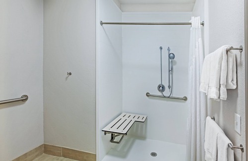 Lewisville Hotel | Holiday Inn Express Hotel & Suites Dallas Lewisville by IHG