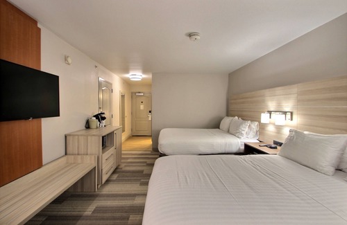 Milwaukee Hotel | Holiday Inn Express Hotel & Suites Milwaukee Airport by IHG