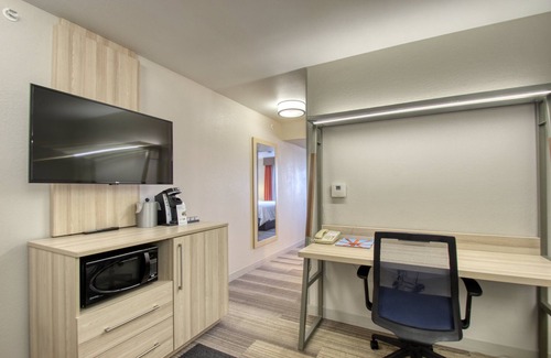 Milwaukee Hotel | Holiday Inn Express Hotel & Suites Milwaukee Airport by IHG