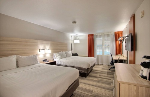 Milwaukee Hotel | Holiday Inn Express Hotel & Suites Milwaukee Airport by IHG