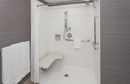 Riverhead Hotel | Holiday Inn Express Hotel & Suites Long Island-East End by IHG
