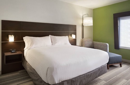 Canton Hotel | Holiday Inn Express Hotel & Suites Canton by IHG