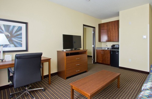 Montbello Hotel | Holiday Inn Express Hotel & Suites Denver East-Peoria Street by IHG