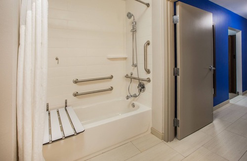 DeSoto Hotel | Holiday Inn Express Hotel & Suites Dallas South - Desoto by IHG