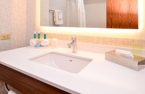 Champaign Hotel | Holiday Inn Express Hotel & Suites Urbana-Champaign by IHG