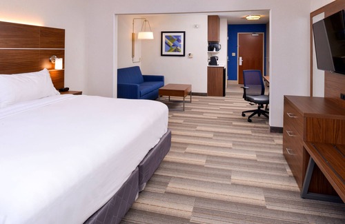 Champaign Hotel | Holiday Inn Express Hotel & Suites Urbana-Champaign by IHG