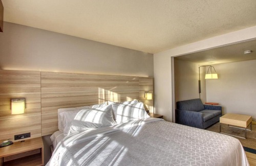 Milwaukee Hotel | Holiday Inn Express Hotel & Suites Milwaukee Airport by IHG