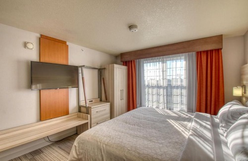 Milwaukee Hotel | Holiday Inn Express Hotel & Suites Milwaukee Airport by IHG