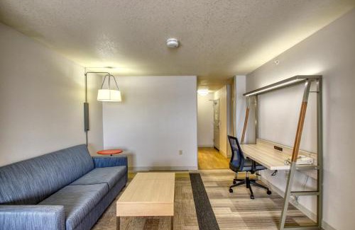 Milwaukee Hotel | Holiday Inn Express Hotel & Suites Milwaukee Airport by IHG