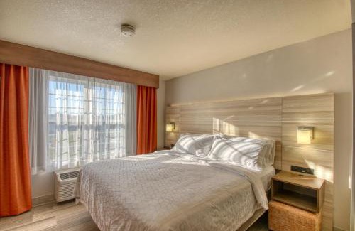 Milwaukee Hotel | Holiday Inn Express Hotel & Suites Milwaukee Airport by IHG