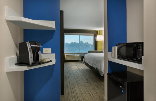 Lake Park Hotel | Holiday Inn Express Lake Park, an IHG Hotel