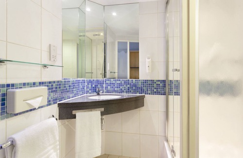 West Kensington Hotel | Holiday Inn Express London - Earl's Court by IHG