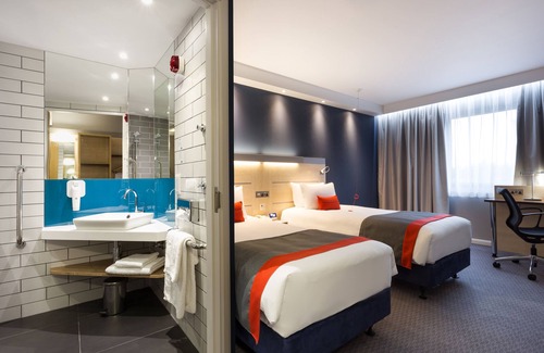 Watford Hotel | Holiday Inn Express London-Watford Junction by IHG