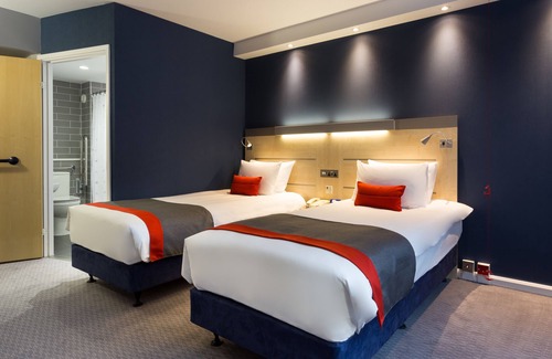 Watford Hotel | Holiday Inn Express London-Watford Junction by IHG