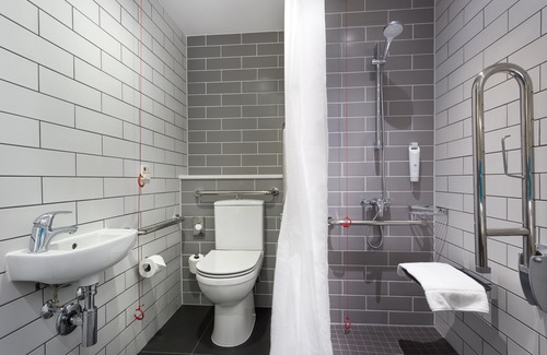 Watford Hotel | Holiday Inn Express London-Watford Junction by IHG
