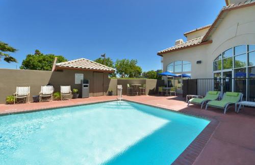 Madera Hotel | Holiday Inn Express Madera by IHG